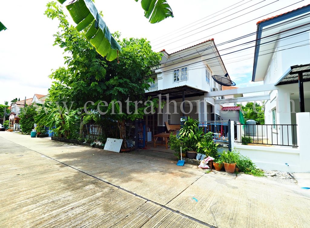 บ้านแฝด หมู่บ้าน บุรีรมย์ วงแหวน – ปิ่นเกล้า หน้าบ้านไม่ชนใคร