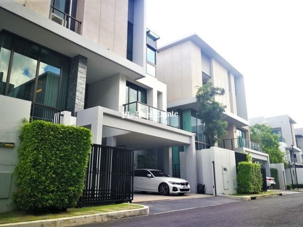 ขายบ้านเดี่ยวหรู Super Luxury Villa 3 ชั้น โครงการ บ้านกลางเมือง คลาสเซ่ เอกมัย-รามอินทรา